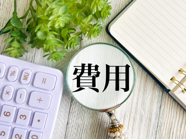 電卓とノートと費用の文字