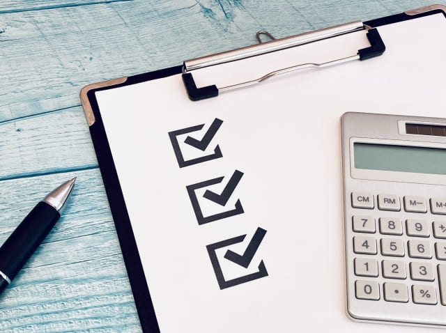 チェックリストと電卓とペンの配置