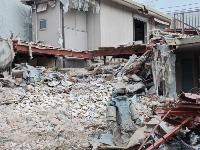 崩壊した建物と周囲の瓦礫