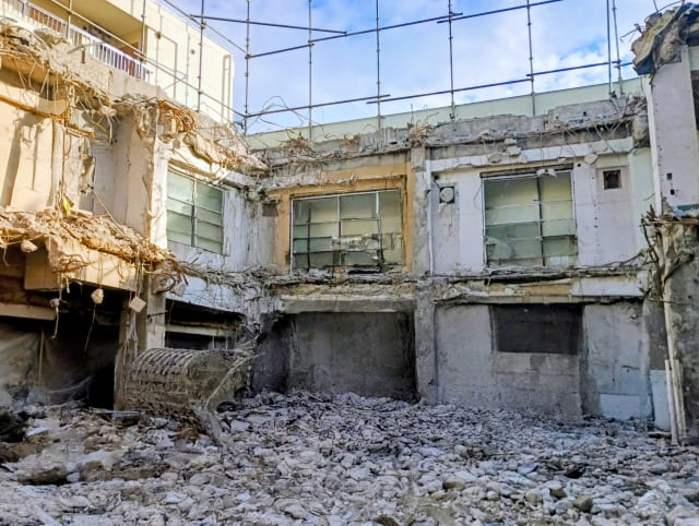 解体中の建物と瓦礫の景色