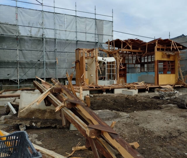 工事現場で見える古い家の解体状況