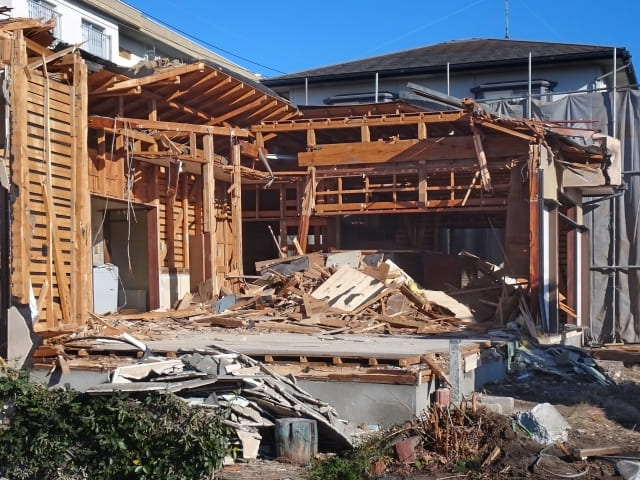 解体中の家の骨組みと瓦礫