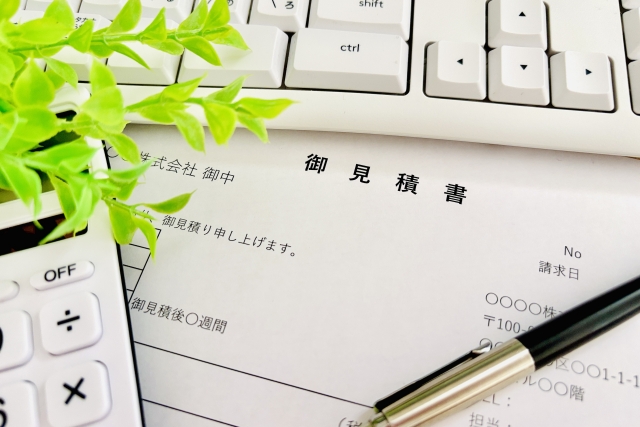 キーボードと電卓と記入用紙