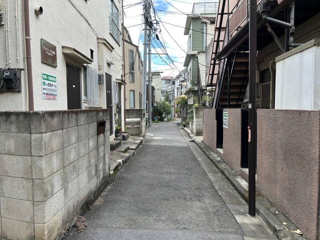 静かな住宅街の細い路地の風景