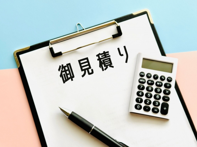 見積書と電卓とペンのセット