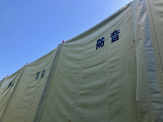 建設現場の安全幕と青空